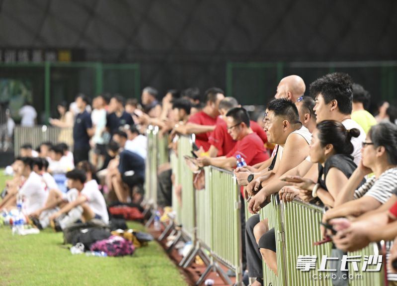 长沙队训练时，不少球迷到场助威。长沙晚报全媒体记者 余劭劼 摄
