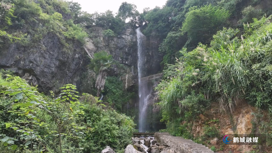 鹤城：龙口瀑布带火清凉经济（半成品）.mp4_20250815_162342.159.jpg