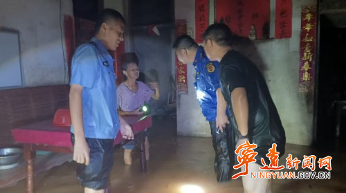 暴雨夜 宁远公安及时转移受困老人1_副本500.jpg