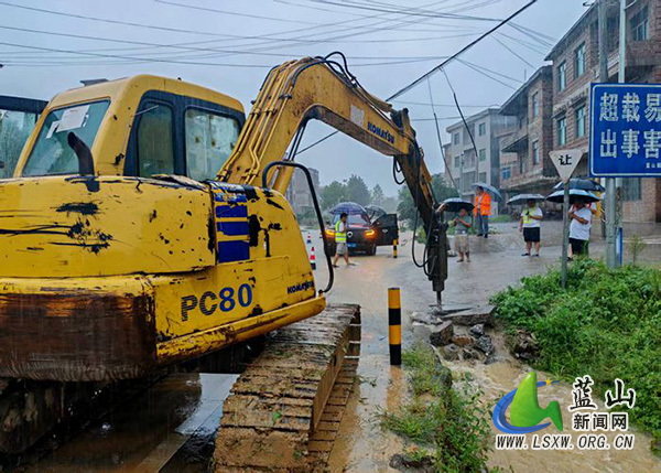 闻“风”而动 蓝山公路部门全力应对.jpg