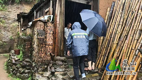 浆洞瑶族乡：闻“风”而动，成功转移6户受灾威胁群众.jpg