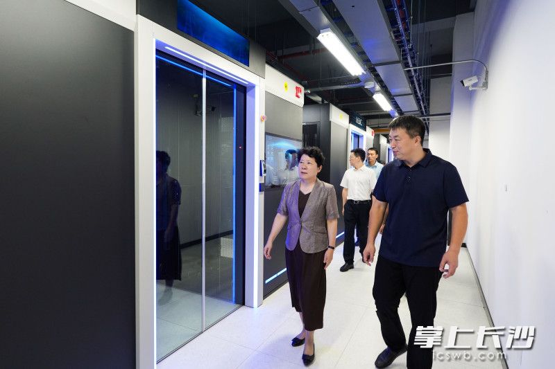 会前,吴桂英围绕长沙新一代计算系统产业链发展情况开展调研,走进国家计算机网络应急技术处理协调中心湖南分中心。 会前,吴桂英围绕长沙新一代计算系统产业链发展情况开展调研,走进国家计算机网络应急技术处理协调中心湖南分中心。