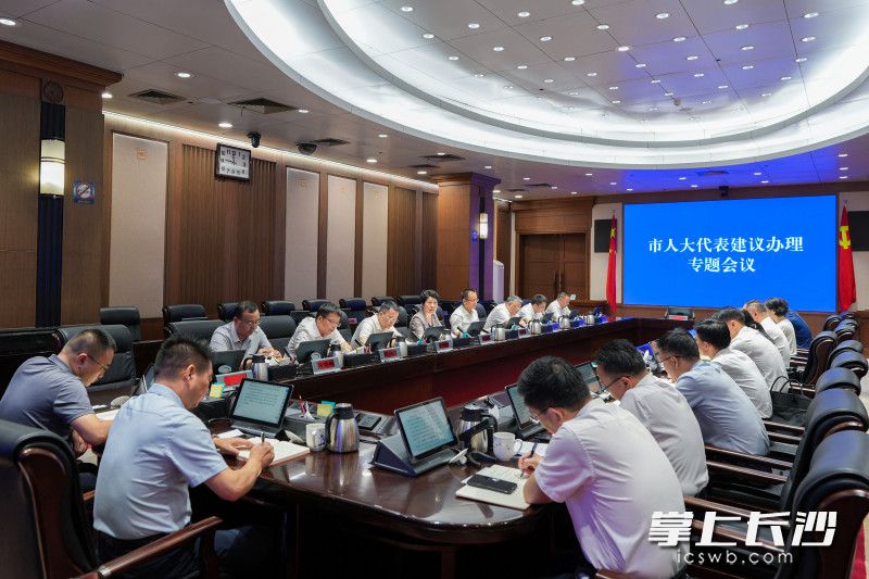 8月14日,省委常委、市委书记吴桂英主持召开市人大代表建议办理专题会议。 8月14日,省委常委、市委书记吴桂英主持召开市人大代表建议办理专题会议。
