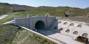 长8792米！我国首条穿越贺兰山铁路隧道贯通