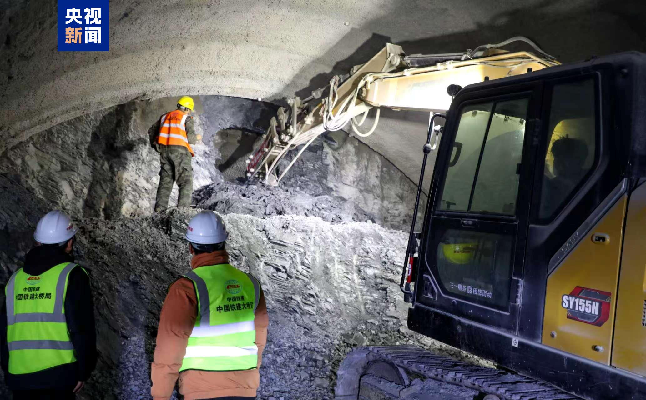 8792米长！越过海兰山的我国铁路的第一条隧道已