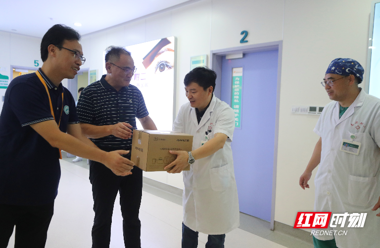 2025年8月18日，在湖南省衡阳市，南华大学附属第二医院开展医师节走访慰问活动，给一线的医务工作者送慰问品，迎接第8个中国医师节的到来。.JPG