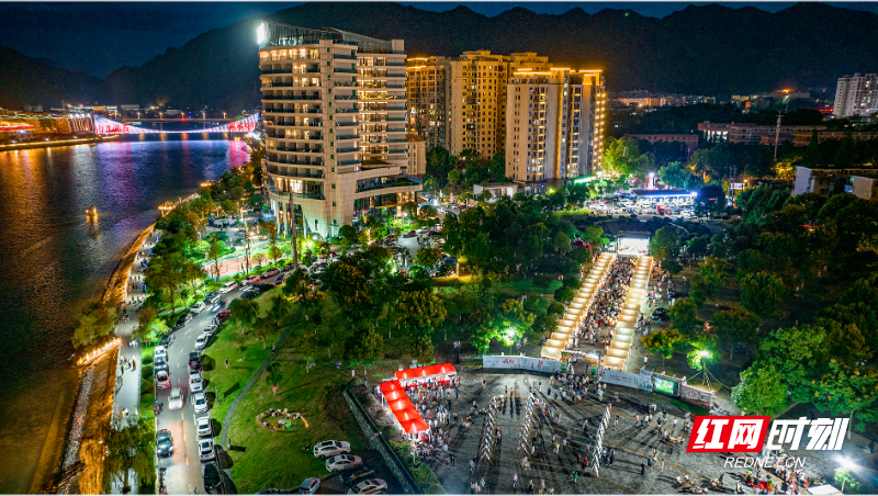 “东江湖文化集市”点亮资兴“夜经济”.jpg