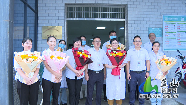 县中心医院举办医师节慰问活动.jpg
