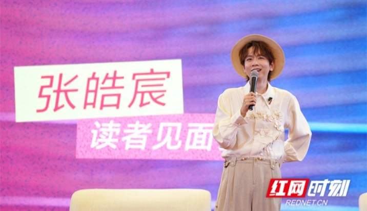 青年作家张皓宸现身上海书展 《后来时间都与你有关》签售火爆