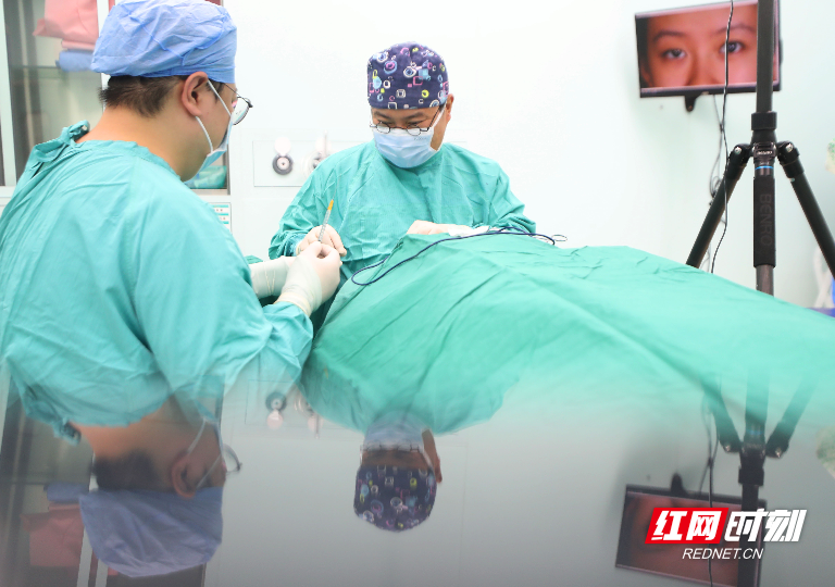 2025年8月18日中午午休时间，湖南省衡阳市，南华大学附二医院刚评选出来的首届“福尔名医”烧伤创面整形修复科主任杨锋教授（左二）在给黑龙江漠河远道而来的患者加班做手术，杨锋的手术安排已经排到了11月份以后，患者是远道而来的大学新生，为了减少患者的往来奔波和让她能及时恢复报到入学，科室团队利用午休时间加班给患者进行了手术。.JPG