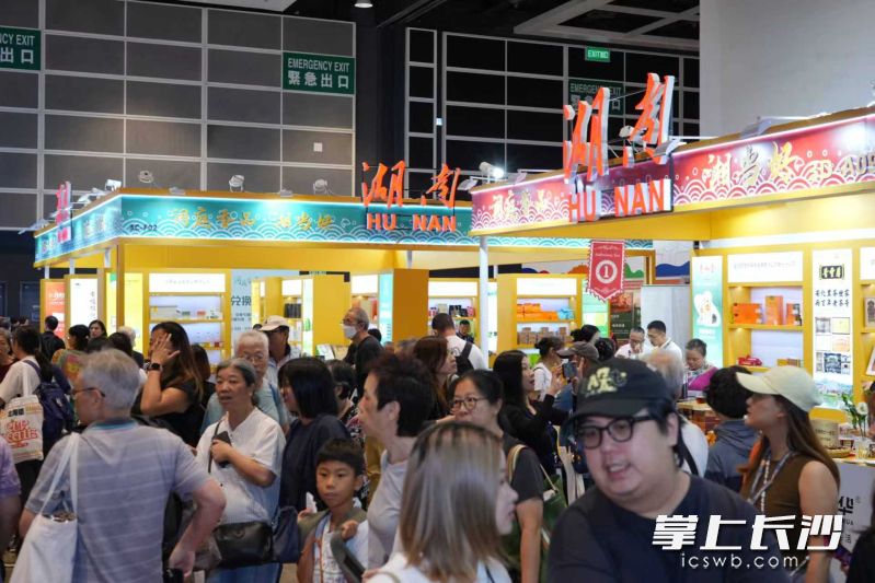 2025香港美食博览会湖南展区人头攒动。 均为长沙晚报通讯员黄承鹏摄