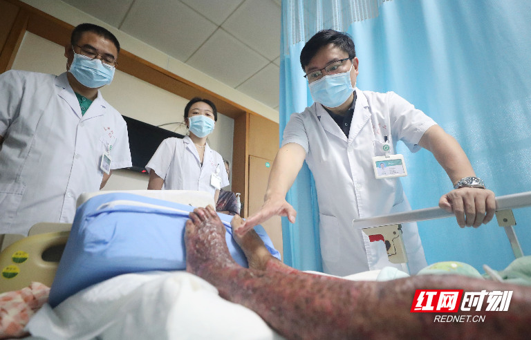 2025年8月18日，在湖南省衡阳市，南华大学附属第二医院刚评选出来的首届“福尔名医”；烧伤整形创面修复科主任杨锋（右一）在病房进行查房。.JPG