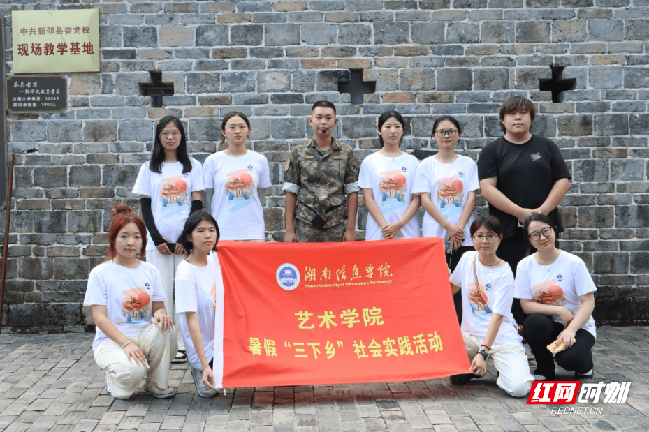 解说员夏连通与实践团成员合影.png