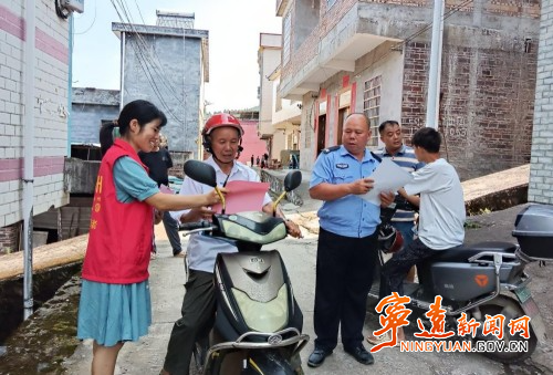 宁远九疑瑶族乡：开展道路交通安全劝导工作_副本500.jpg