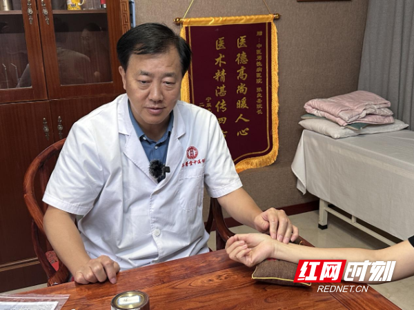 张良圣在给患者把脉.png