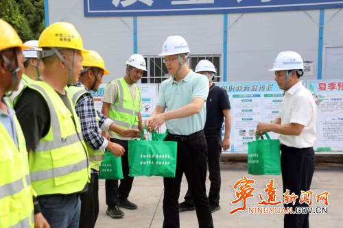 毛政开展“工会送清凉 防暑保安康”走访慰问活动副本500.jpg