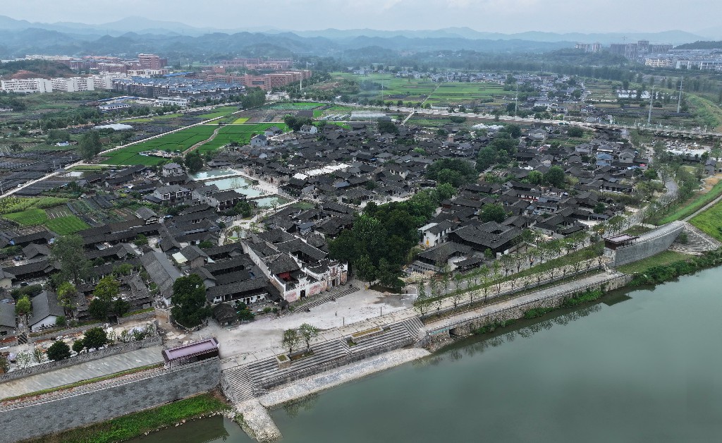 荆坪古村航拍图（中方县融媒体中心 供图）