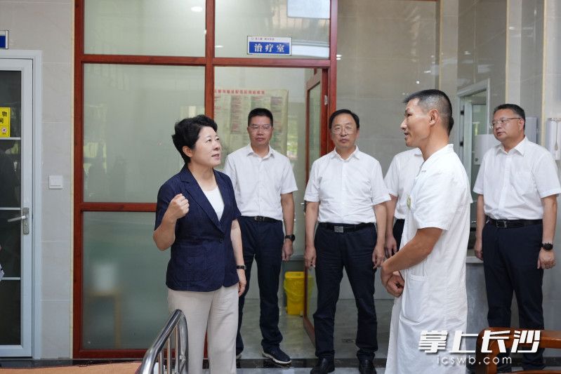 8月19日,省委常委、市委书记吴桂英深入医疗机构看望慰问医务人员,调研“三医”联动、医药卫生体制改革及公立医院高质量发展工作,走进湖南湘江新区雷锋街道真人桥村卫生室。 8月19日,省委常委、市委书记吴桂英深入医疗机构看望慰问医务人员,调研“三医”联动、医药卫生体制改革及公立医院高质量发展工作,走进湖南湘江新区雷锋街道真人桥村卫生室。