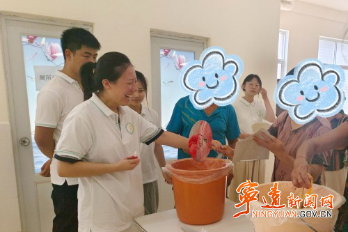 宁远东溪街道：开展精神残疾人手工康复活动_副本500.jpg