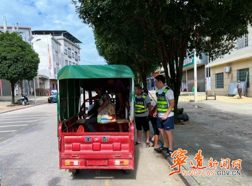 宁远鲤溪镇：交通劝导筑安全防线_副本500.jpg