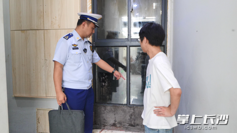 消防监督员指导整改火灾隐患。 长沙晚报通讯员 寻艳 摄