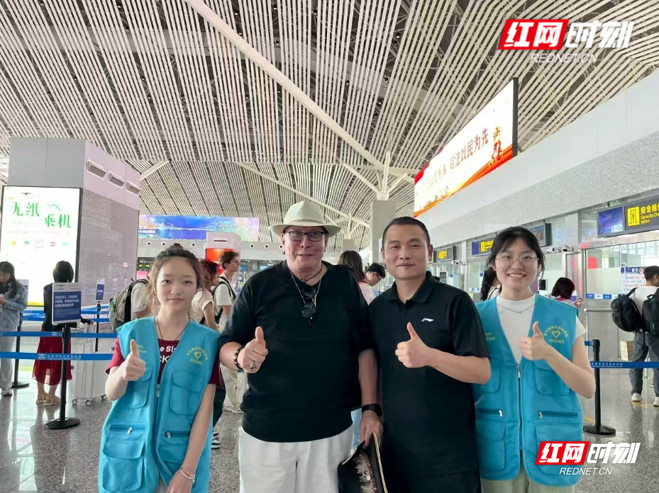 机场志愿者黄潇依协助西班牙游客找回遗失行李，对方称赞：“这是世界上最温暖的服务，我永远不会忘记1.jpg
