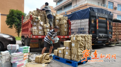 宁远新华书店：定点精准发放教材迎开学1_副本500.jpg