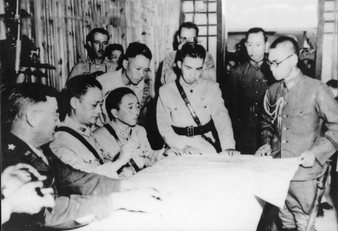 照片2：中方受降代表在审阅日方交出的日军在华兵力部署图.JPG