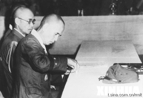 照片39：9时6分，日军投降代表冈材宁次投降书上签字盖章.jpg