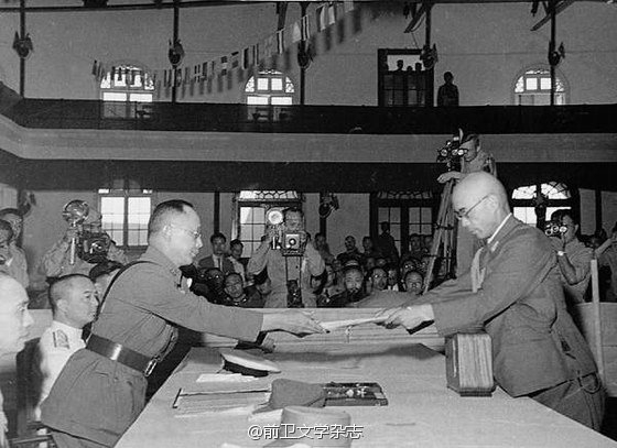照片40：何应钦上将接受冈村宁次签署并呈递的投降书.jpg