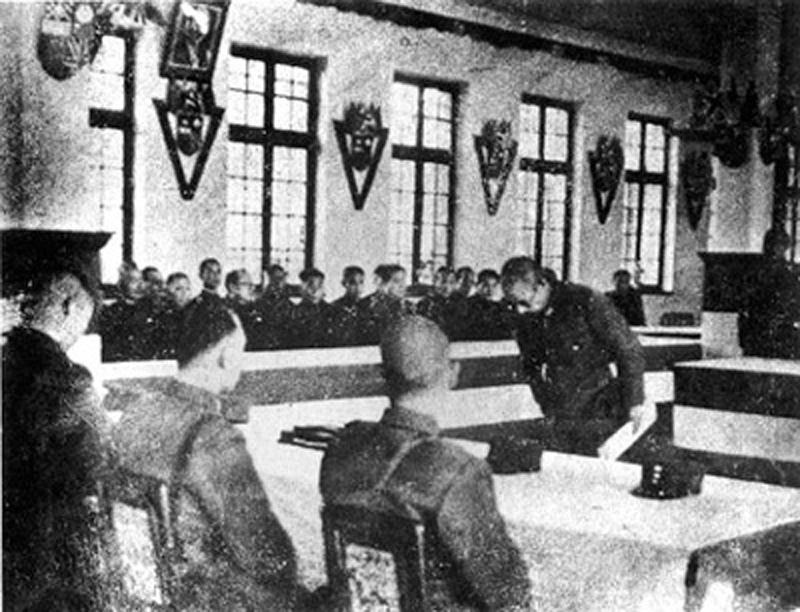 照片60：1945年12月27日，济南青岛、德州地区接受日军投降典礼在山东省图书馆举行，日军投降代表从国民党军队将领处受领投降命令书。.jpg