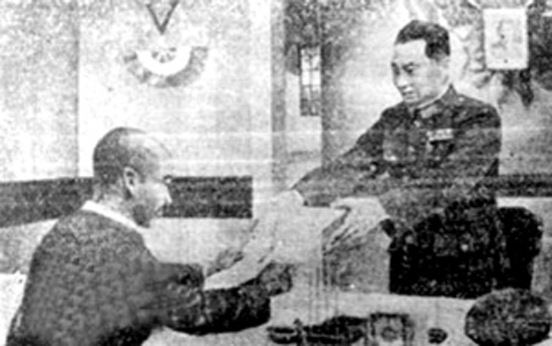 照片32：日军第11军团军团长笠原幸雄在“南昌华中受降指导部”向中国受降官鲁道源呈递投降书.jpg