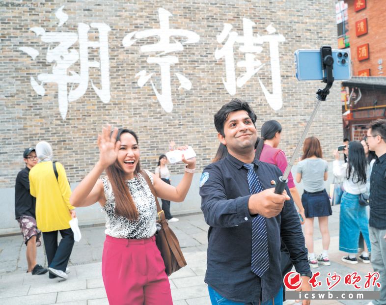 　　今年以来，越来越多的外国友人走进长沙街巷，感受星城独特的风情。长沙晚报全媒体记者 刘晓敏 摄