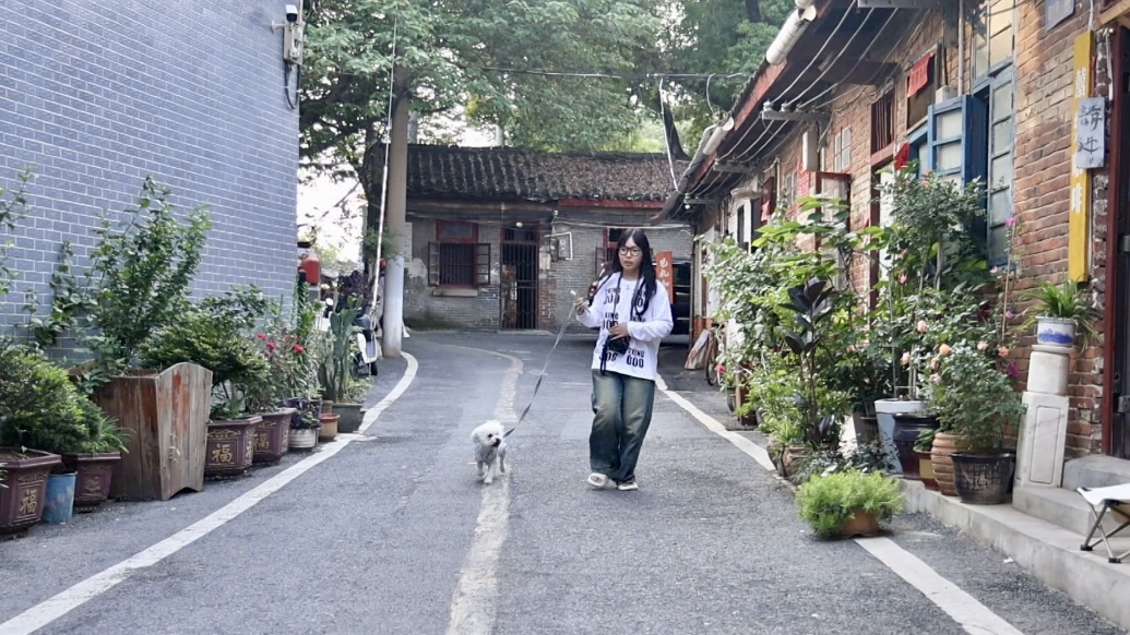 市民在社区内遛狗（温家利/摄）