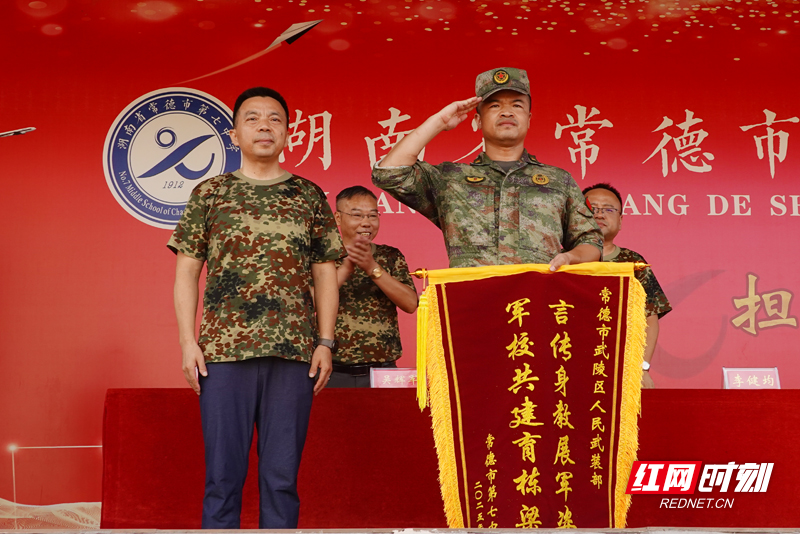 书记授旗.jpg