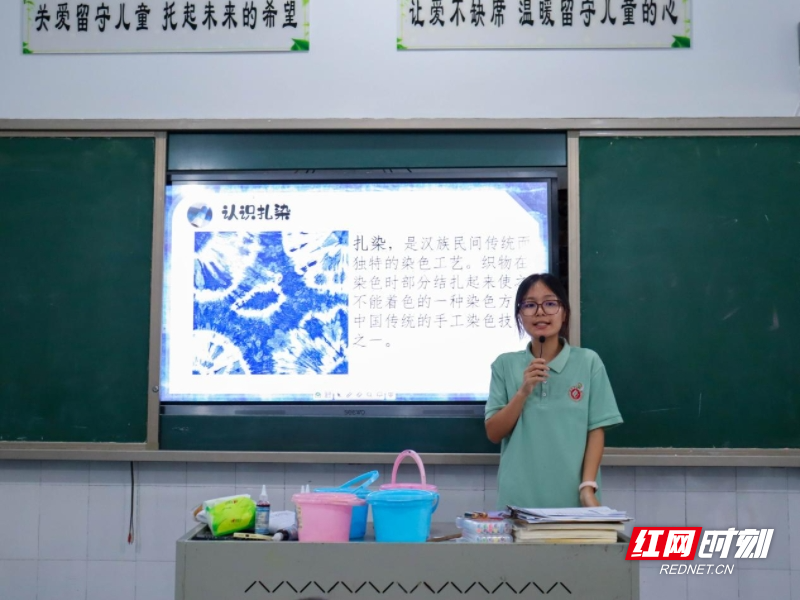 指尖流淌千年蓝，童心邂逅非遗美：三塘学子沉浸式体验扎染艺术1.jpg