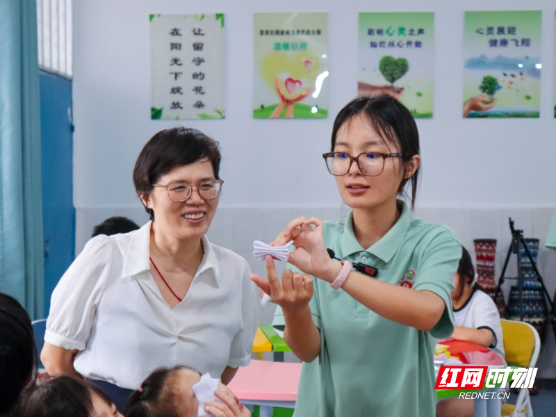 指尖流淌千年蓝，童心邂逅非遗美：三塘学子沉浸式体验扎染艺术2.jpg
