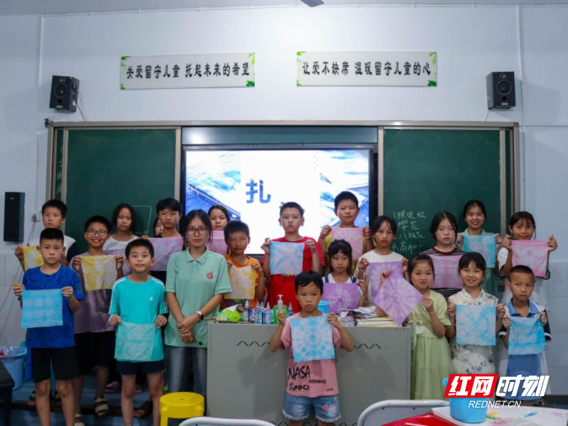 指尖流淌千年蓝，童心邂逅非遗美：三塘学子沉浸式体验扎染艺术3.jpg