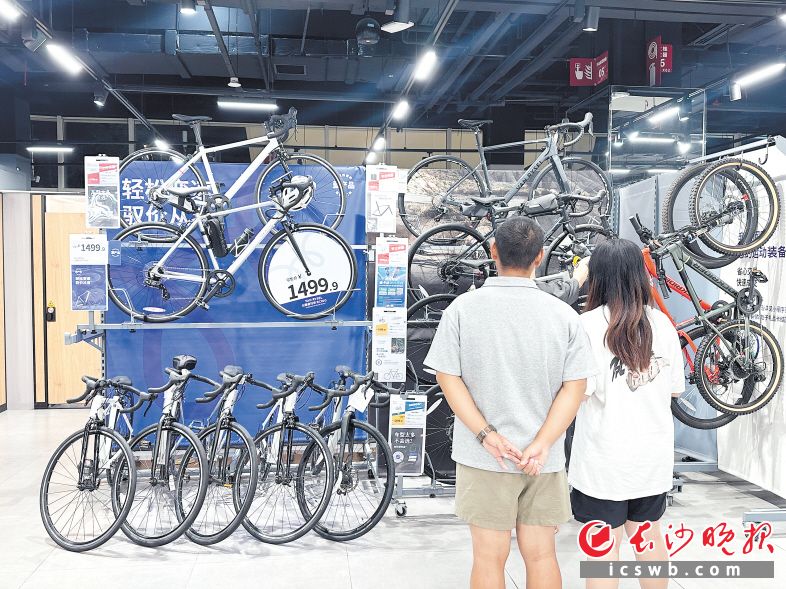 　　长沙荟聚购物中心的迪卡侬门店，自行车区域吸引了不少消费者驻足。长沙晚报全媒体记者 贾凯清 摄