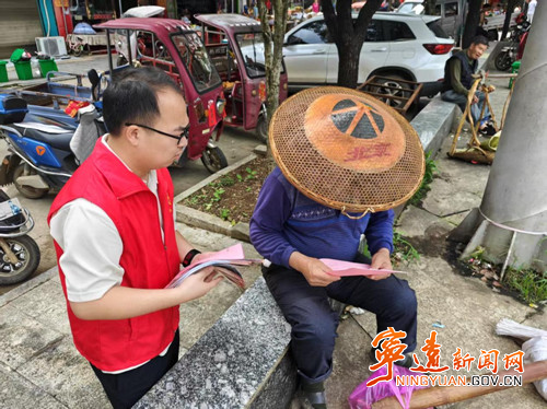 宁远禾亭镇：红马甲” 送安全知识到群众身边_副本500.jpg