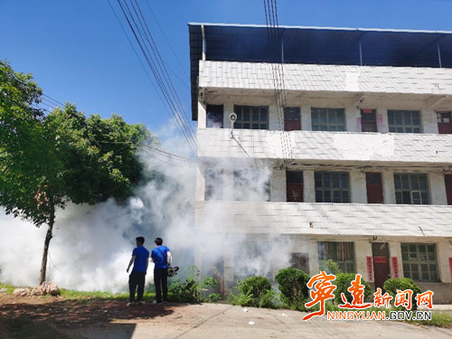 宁远县保安镇：开展重点场所蚊虫消杀行动_副本500.jpg