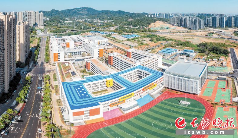 　　图为8月26日揭牌的湖南湘江新区南雅求实中学和长沙市实验第二小学。长沙晚报全媒体记者 陈飞 摄