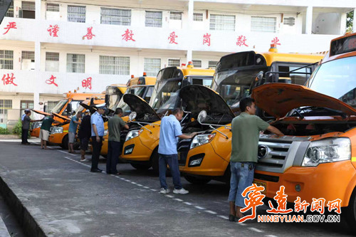 宁远：校车“体检”迎开学_副本500.jpg