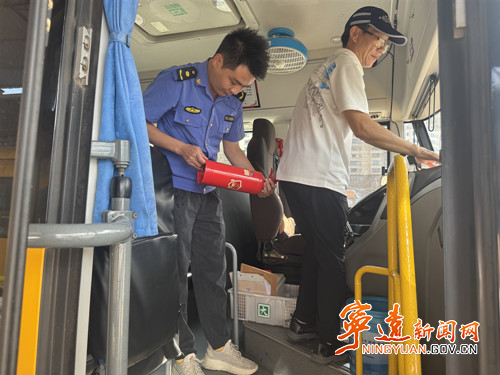 宁远东溪街道：为校车“体检”守护学生平安路_副本500.jpg