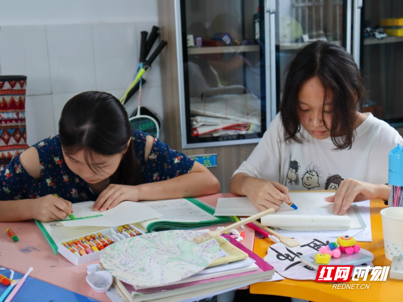 衡师学子三下乡：童心画纸，“绘”就节气里的“大美中国”2.jpg