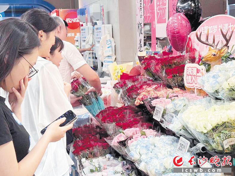 　　鲜花销售区域人头攒动，热闹非凡。长沙晚报全媒体记者 范宏欢 摄
