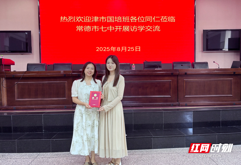 颁发聘书2.jpg