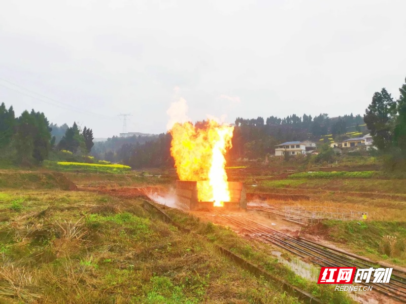 助力西南油气田再产百万立方高产井　照片_副本.jpg