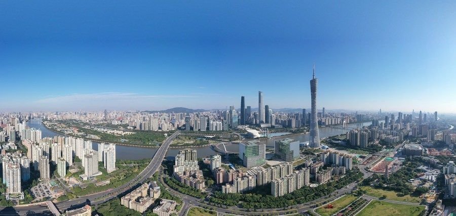 从广州市残疾人体育运动中心田径场上俯瞰，轮椅竞速队员们你追我赶。