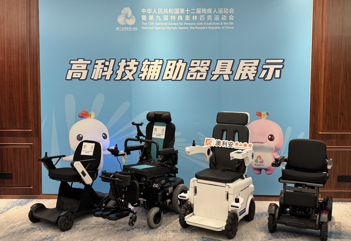 从广州市残疾人体育运动中心田径场上俯瞰，轮椅竞速队员们你追我赶。